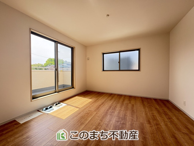 【洋室】 | いろどりアイタウン　佐野市葛生西1丁目　1号棟 | 【同社施工写真】建具やフローリング、クロス、その他仕様が異なる場合がございます。２面採光の明るい室内♪