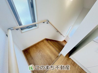 【洗面所】 | いろどりアイタウン　佐野市葛生西1丁目　1号棟 | 【同社施工写真】建具やフローリング、クロス、その他仕様が異なる場合がございます。2階にも洗面台があり忙しい朝もバッティングせず身支度できます☆