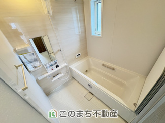 【浴室】 | いろどりアイタウン　佐野市葛生西1丁目　 | お風呂は足を延ばしてゆったり入浴できる広々1坪タイプ☆

ばして入浴できる広々とした1坪タイプのお風呂☆


