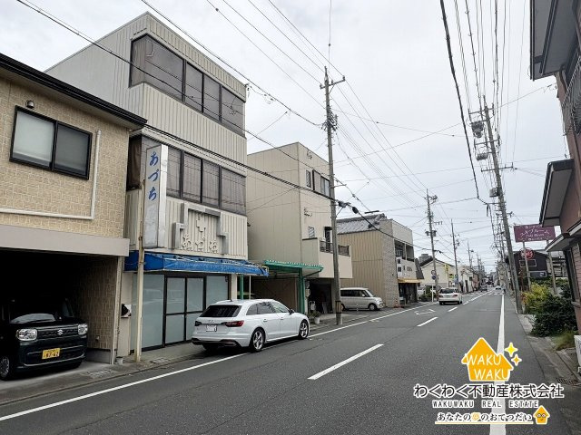 中古戸建の前面道路含む現地写真