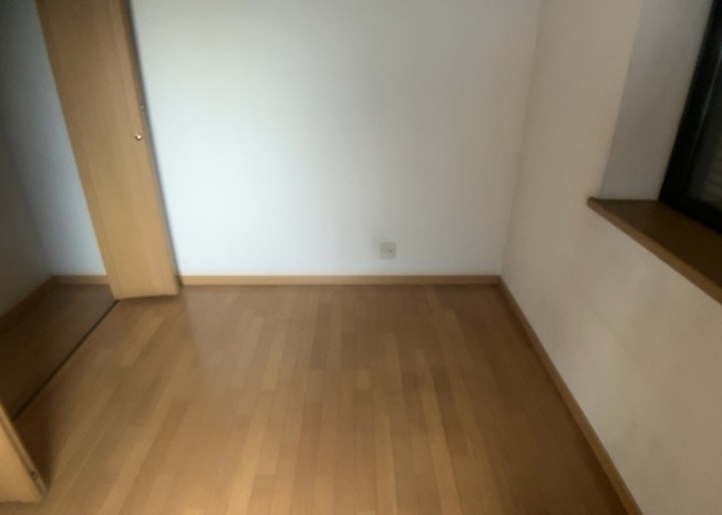 【寝室】 | 寝室でゆっくりと過ごすためにはベッド周りの適度な空間を担保することや窓の位置、照明の明るさ、寝室の広さなどを考える必要があります。自身や家族の構成とライフスタイルに併せて寝室にする部屋を選びましょう！