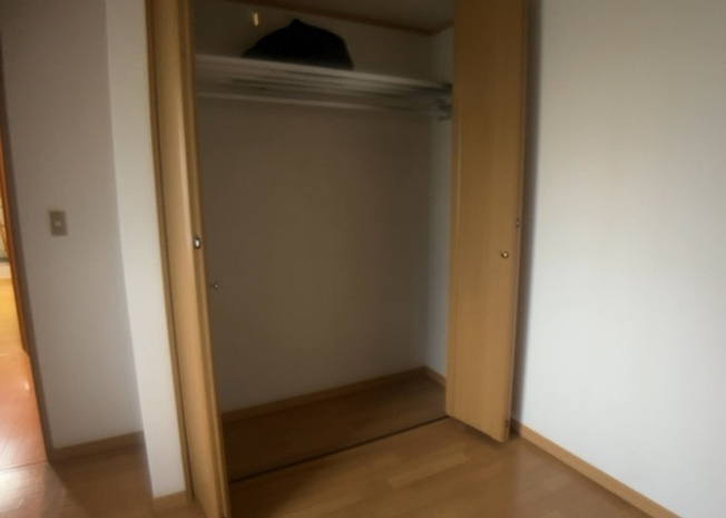 【収納】 | デザイン性を重視しすぎて収納が少なかった！なんてことにならないため、事前に現地で収納の数を確認しておくことをお勧めします。クローゼット以外にも床下収納や屋根裏収納、パントリーなどもチェックしましょう。