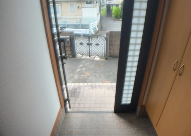 【玄関】 | 玄関は家の顔でもあり、家族以外の目にも止まる場所です。玄関は外との間を仕切る扉、靴などをしまっておく収納スペース、靴脱ぎのたたきスペース、来客とのやり取りをするドアホンなど複数のアイテムからなります。