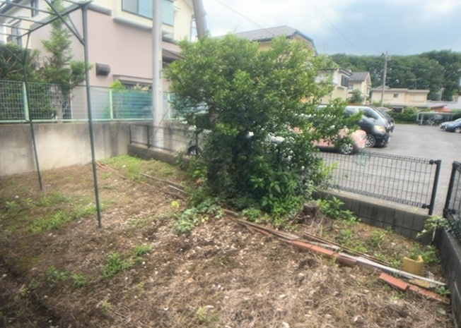 【庭】 | 庭があることでガーデニングや家庭菜園はもちろん、こどもの遊び場やペットを放して遊ぶことができます。また、家の周囲に余裕があるということです。隣地との間があれば、十分な日当たりと、風通しが確保できます。