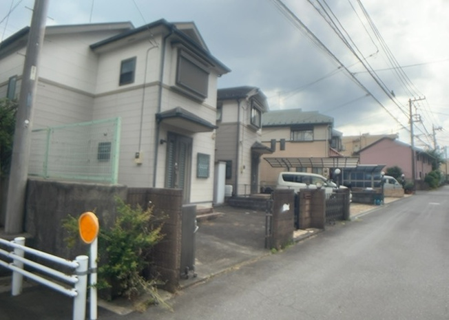 【前面道路含む現地写真】 | 住宅用の土地では前面道路に2m以上接していなければならないと法律で定められています。しかし、お持ちの車のサイズやライフスタイルなどにより、2mでは利便が悪い場合もございますので、事前に確認しましょう。