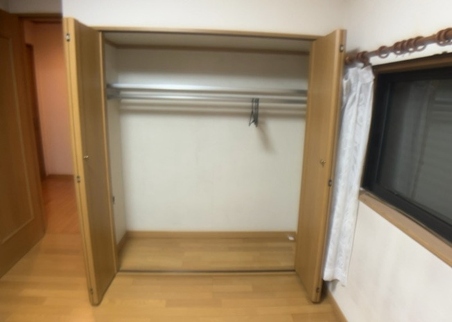 【収納】 | ウォークインクローゼットがあれば、クローゼット内でコーディネートが完成できますし、季節の変わり目に行う衣替えの手間も省けます。また、スーツケースなど大きいものもしまうことができ使い勝手がよいです。