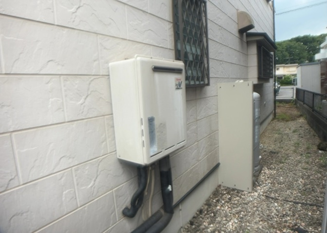 【発電・温水設備】 | 省エネ給湯器とは従来型の給湯器より熱効率が高く、少ない燃料でたくさんのお湯を沸かすことが出来る高効率な給湯器のことを指します。また、省エネ給湯器には種類があり、利便性や効果なども様々です。
