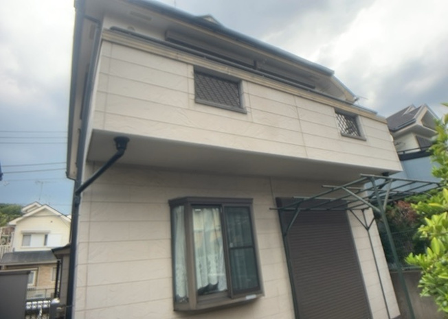 【構造・工法・仕様】 | 木造住宅とは土台、壁、柱など建築物の強度を支える構造体の材に木が使用されている構造を指します。構造体は建物の自重を支えるだけではなく風圧や水圧、積裁荷重などあらゆる衝撃に耐えるための基礎です。