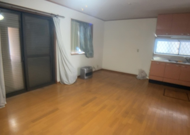 【居間・リビング】 | 直線タイプはLとDKを一直線に並べた形で対面キッチンのタイプです。一般的なのでよく見かけるかもしれません。直線タイプに似た直接アイランドタイプは、キッチンとダイニングの間に壁がない分広く感じられます。