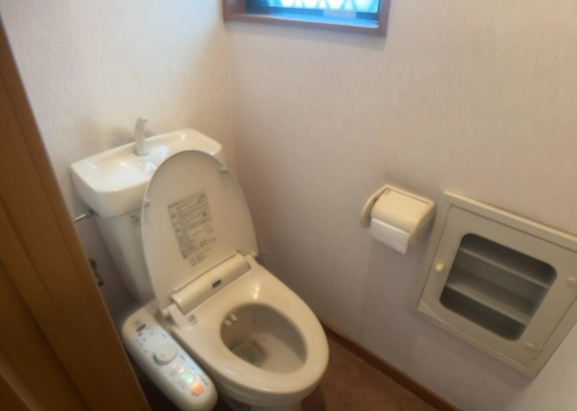 【トイレ】 | トイレは大きさや形、機能、抗菌性などが異なる多種多彩なタイプが各メーカーから出ています。それぞれに良さがあるため、事前にどういったタイプのトイレがいいのかをご家庭内で決めて、内見に行くといいでしょう。