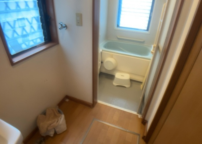 【脱衣所】 | 多くの戸建て住宅で見かける洗面脱衣所は、洗面台と洗濯機が2畳ほどのスペースに並べられていて、洗面所が脱衣所を兼ね備えている間取りが一般的です。お客様が利用することもある、パブリックな空間でもあります。
