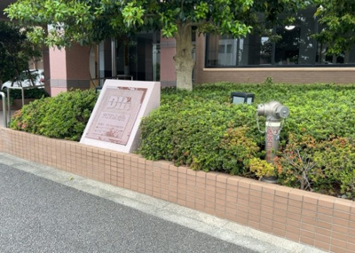 【中庭】 | ダイアパレスソレアル町田 | 中庭（パティオ）とは、一つの建築物の内部に設けられた、壁などで囲われている庭のことを指します。コの字型、ロの字型が主流ですが、L字型の中庭もあります。最近では、インテリア性の高さからも人気があります。