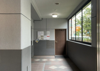 【ロビー】 | ダイアパレスソレアル町田 | ロビーというと、エントランスと何がちがうの？と思いますよね。実はロビーとエントランスには明確な決まりはありません。物件によっては、エントランスを入って広がるある程度の広さのある空間がロビーとなります。