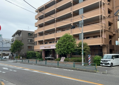 【外観】 | ダイアパレスソレアル町田 | 隣家の土地はどうなっているのか、生活利便施設が近くにあるのか、学校まで近いかなど、お客様のライフスタイルにあわせたイメージが重要です。また、近くにあると困る施設が近くにないかも確認するといいでしょう。