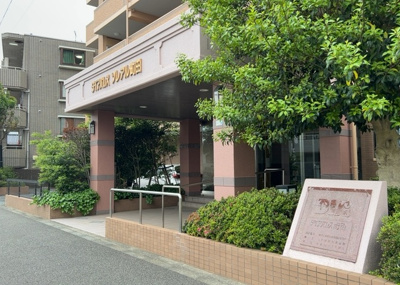【現況写真】 | ダイアパレスソレアル町田 | 道幅が広い場所は日当たりや風通が良好です。幅が広いのですれ違いも可能ですし大きな車でも駐車可能！一方で、大型車が通ることも多くなるため交通量の増加により騒音に繋がります。また土地の値段が高くなります。