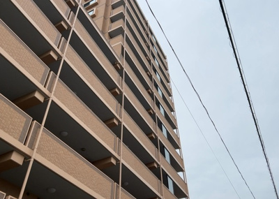【構造・工法・仕様】 | ダイアパレスソレアル町田 | ＲＣ造、Reinforced Concreteは直訳すると補強されたコンクリートです。主に柱や梁・床・壁が鉄筋とコンクリートで構成おり、鉄筋を組んだ型枠にコンクリートを流し込んで固めたものを指します。