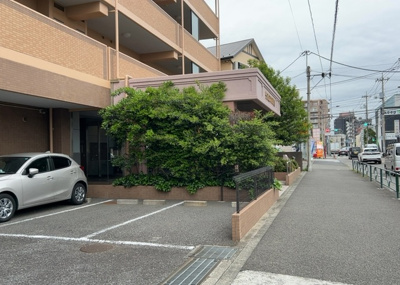 【構造・工法・仕様】 | ダイアパレスソレアル町田 | ＳＲＣ造は強度や耐震性の面でもRC造と比べて優れています。そのため、10階建以上の高層または超高層マンションなどの建築にも多く採用されています。柱や梁などのサイズが小さくても高い耐震性を確保できます。