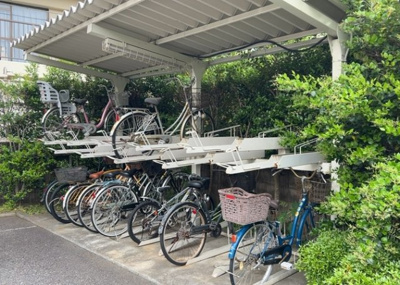 【駐車場】 | ダイアパレスソレアル町田 | 車一台あたりに必要なスペースは、標準サイズの普通自動車で横幅2m50cm、長さ5mは必要になります。ただし、乗降のことも考慮して横幅3m30cm、長さ5m50cmほどは確保できるところを選びましょう。