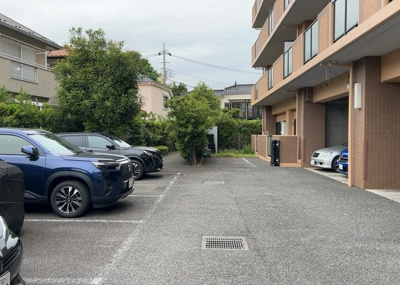 【駐車場】 | ダイアパレスソレアル町田 | 駐車場と明記されていても、最小スペースでつくられた駐車場だと大型車は駐車できなかったり、出入りしにくくなったりする可能性があります。お車のサイズと購入したい物件の駐車場のサイズを現地で確認しましょう。