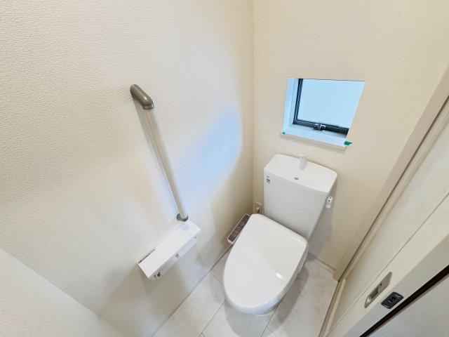松戸市西馬橋2丁目新築戸建【馬橋北小学校:10分】のトイレ|温水洗浄暖房便座つきトイレ