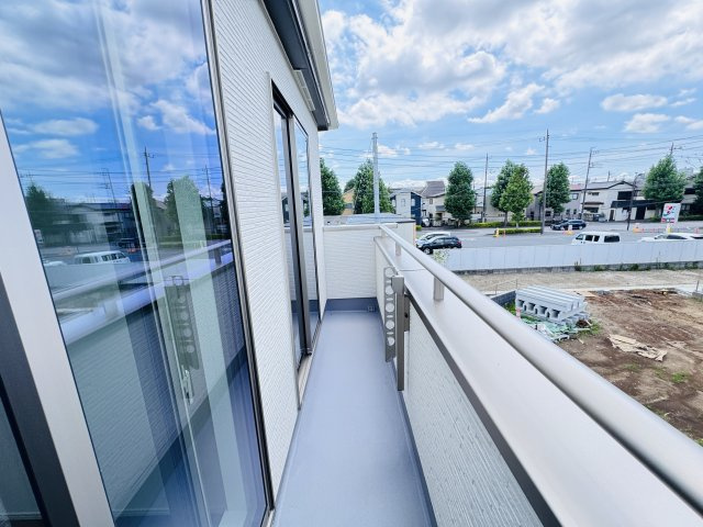 松戸市西馬橋2丁目新築戸建【馬橋北小学校:10分】のバルコニー|南向きワイドバルコニー・日当たり良好♪