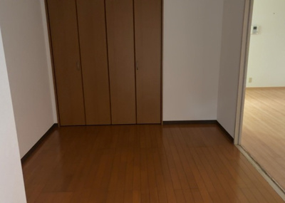【寝室】 | ヴィラ水郷田名 | 寝室でゆっくりと過ごすためにはベッド周りの適度な空間を担保することや窓の位置、照明の明るさ、寝室の広さなどを考える必要があります。自身や家族の構成とライフスタイルに併せて寝室にする部屋を選びましょう！