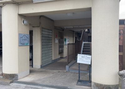 【エントランス】 | ヴィラ水郷田名 | マンションのエントランスには、もともと風よけや防犯の役割がありますが、マンションによって宅配ボックスなどの設備が備わっている所もあります。日々の生活をイメージしながら生活しやすさをチェックしましょう。