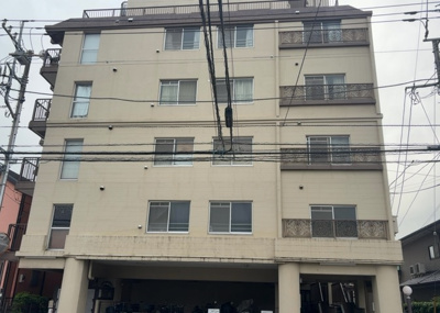 【現況写真】 | ヴィラ水郷田名 | 外観はマンション管理がされているかの目安になります。築年数が古いと、壁面は劣化してひび割れが生じることも！建物が古びていても細かいところが修繕されていると、きちんと管理されているなぁと感じるでしょう。
