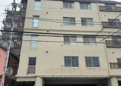 【庭】 | ヴィラ水郷田名 | 物件によっては、入居者が個人的に使用できる専用庭がついているものもあります。また、住宅の中にある土間の部分を庭と呼ぶこともあります。庭の用途は住む人によって変わり、それによってデザインもさまざまです。