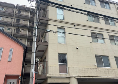 【中庭】 | ヴィラ水郷田名 | 中庭（パティオ）とは、一つの建築物の内部に設けられた、壁などで囲われている庭のことを指します。コの字型、ロの字型が主流ですが、L字型の中庭もあります。最近では、インテリア性の高さからも人気があります。