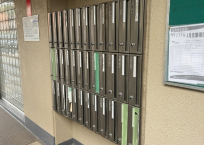 【設備】 | ヴィラ水郷田名 | エントランス付近に設置されている集合ポストは、住んでいる部屋と離れているため、ポストをあさるなど誰かに何かされていても被害に気づきにくいです。入居する時には他人に特定されにくい番号で鍵をかけましょう！