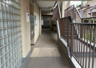 【ロビー】 | ヴィラ水郷田名 | ラウンジは、マンションの共用スペースに椅子やテーブルなどを配置した利用者が寛げる空間です。屋内型ラウンジと屋外型ラウンジがあります。共用部分の管理状況と合わせて、詳細については現地でご確認ください。