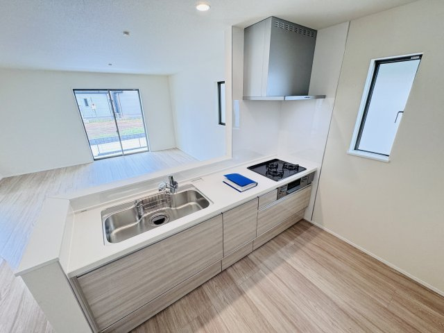 松戸市西馬橋2丁目新築戸建【馬橋北小学校:10分】のキッチン|お手入れしやすいレンジフード・シンクの水栓には浄水器がついてます！