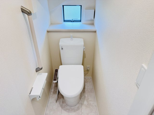 松戸市西馬橋2丁目新築戸建【馬橋北小学校:10分】のトイレ|温水洗浄暖房便座つきトイレ