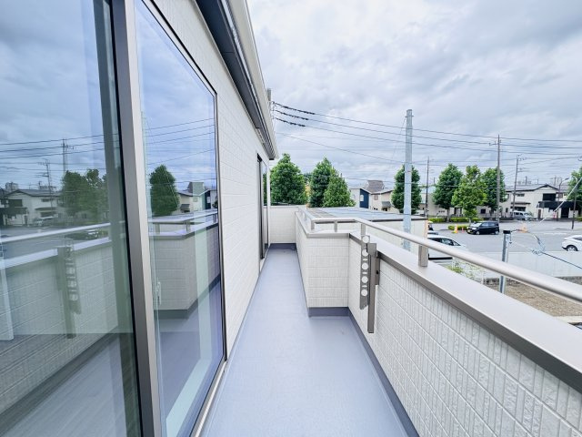 松戸市西馬橋2丁目新築戸建【馬橋北小学校:10分】のバルコニー|南向きワイドバルコニー・日当たり良好♪