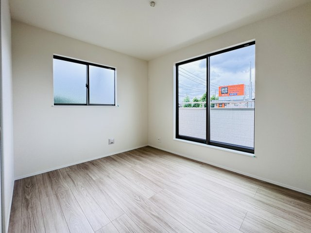 松戸市西馬橋2丁目新築戸建【馬橋北小学校:10分】の子供部屋|6.25帖洋室・南側バルコニー前の明るいお部屋です♪