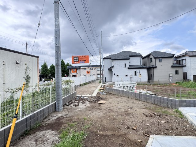 松戸市西馬橋2丁目新築戸建【馬橋北小学校:10分】の前面道路含む現地写真|東側前面道路