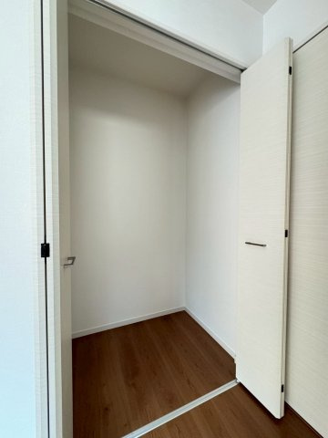 南西向き陽当たり良好４ＬＤＫ◆並列駐車２台可能◆収納充実◆伏見区淀生津町の洋室|クローゼット