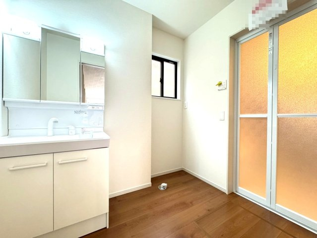 南西向き陽当たり良好４ＬＤＫ◆並列駐車２台可能◆収納充実◆伏見区淀生津町の洗面所|洗面室