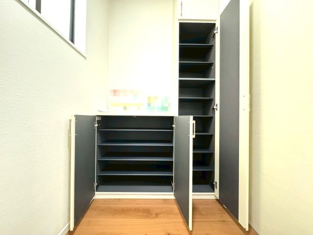 南西向き陽当たり良好４ＬＤＫ◆並列駐車２台可能◆収納充実◆伏見区淀生津町の玄関|シューズボックス