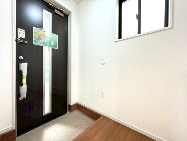 南西向き陽当たり良好４ＬＤＫ◆並列駐車２台可能◆収納充実◆伏見区淀生津町の玄関|玄関