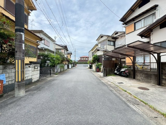 南西向き陽当たり良好４ＬＤＫ◆並列駐車２台可能◆収納充実◆伏見区淀生津町の前面道路含む現地写真|前道