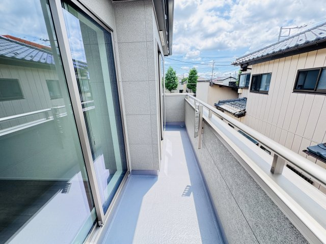 松戸市西馬橋2丁目新築戸建【馬橋北小学校:10分】のバルコニー|南向きワイドバルコニー・日当たり良好♪