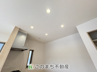 【設備】 | いろどりアイタウン　佐野市葛生西1丁目　2号棟 | キッチン上部はおしゃれなダウンライトが付いております☆