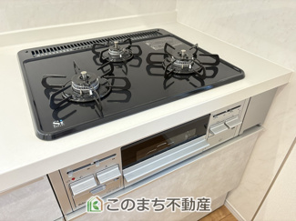 【キッチン】 | いろどりアイタウン　佐野市葛生西1丁目　2号棟 | 3口ビルトインコンロで同時調理可能☆時短家事につながります☆