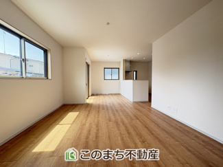 【居間・リビング】 | いろどりアイタウン　佐野市葛生西1丁目　2号棟 | 窓が多く明るい大きなリビング☆