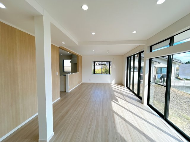 双葉郡楢葉町山田岡字松ノ口　中古住宅 陽当たり良好！ 4LDK 不動産プラスの居間・リビング|南面の約21帖リビング。和室を隣のリビングとつなげて広々リビングに間取り変更しました。南側にサッシがある為明るいお部屋となっております。