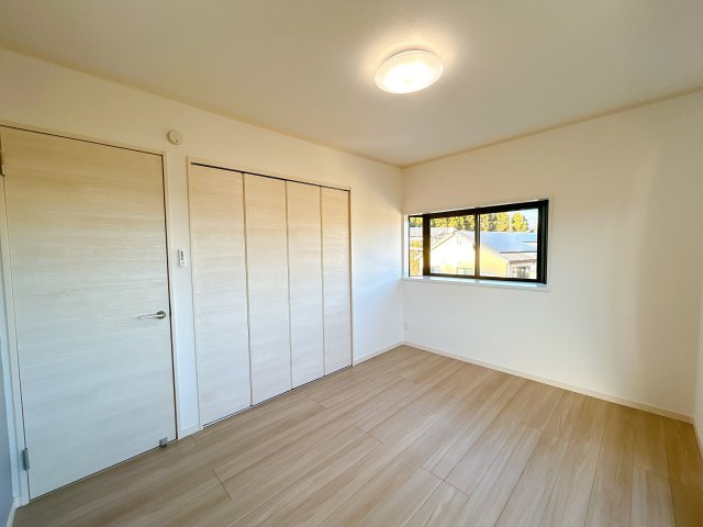 双葉郡楢葉町山田岡字松ノ口　中古住宅 陽当たり良好！ 4LDK 不動産プラスの洋室|2階洋室です。フローリング重ね張り、天井・壁クロス張替え、クローゼット交換、建具交換、照明器具交換、スイッチ・コンセント交換、火災警報器設置を行いました。二面彩光なので明るいお部屋となっております。