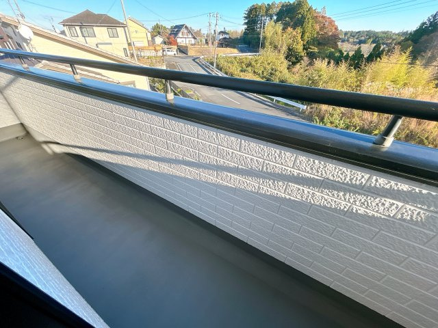 双葉郡楢葉町山田岡字松ノ口　中古住宅 陽当たり良好！ 4LDK 不動産プラスのバルコニー|ベランダ写真です。防水塗装を行いました。晴れの日は洗濯物をベランダで干すことでスッキリとした気持ちになりますね。