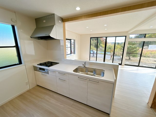 双葉郡楢葉町山田岡字松ノ口　中古住宅 陽当たり良好！ 4LDK 不動産プラスのキッチン|キッチンは永大産業製の新品に交換しました。水はねを抑える静音シンクを標準採用。家族との会話を妨げません。ワークトップが人工大理石になっているのでお手入れらくちんです。